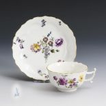 Barocke Tasse mit Blumenmalerei. Meissen.