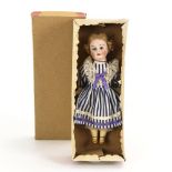 Kleine Puppe im Karton.