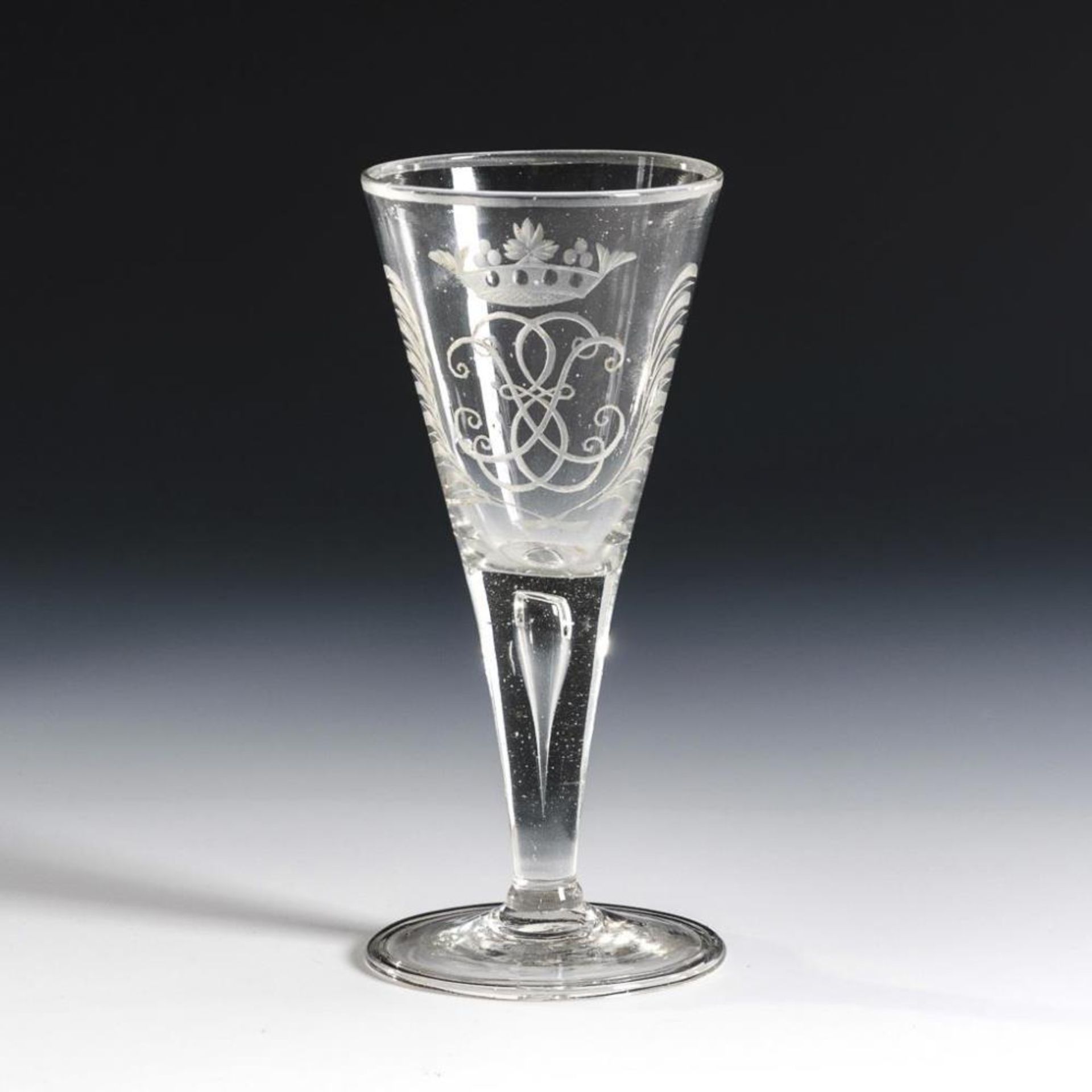 Barockes Kelchglas mit Monogramm.