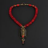 Asiatisches Modeschmuck-Collier mit Korallen.