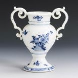 Vase mit Blaumalerei. Meissen.