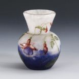 Jugendstil-Vase mit Fuchsiendekor. Daum.