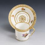 Französische Biedermeier-Tasse mit Insekten.