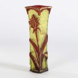 Jugendstil-Vase mit Disteldekor.