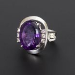 Ring mit Amethyst und Brillanten.