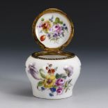 Tabatiere mit Blumenmalerei. Meissen.