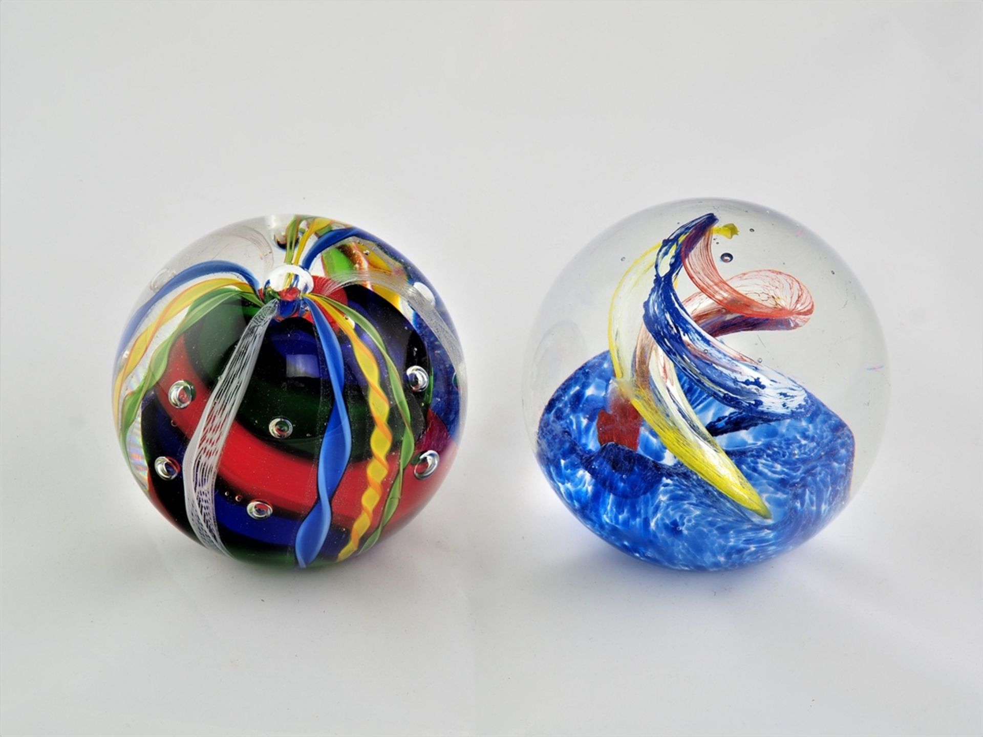 Zwei Paperweights