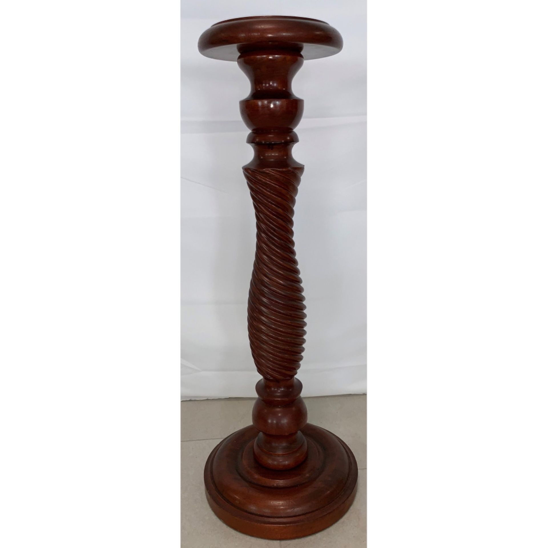 Flower column mahogany