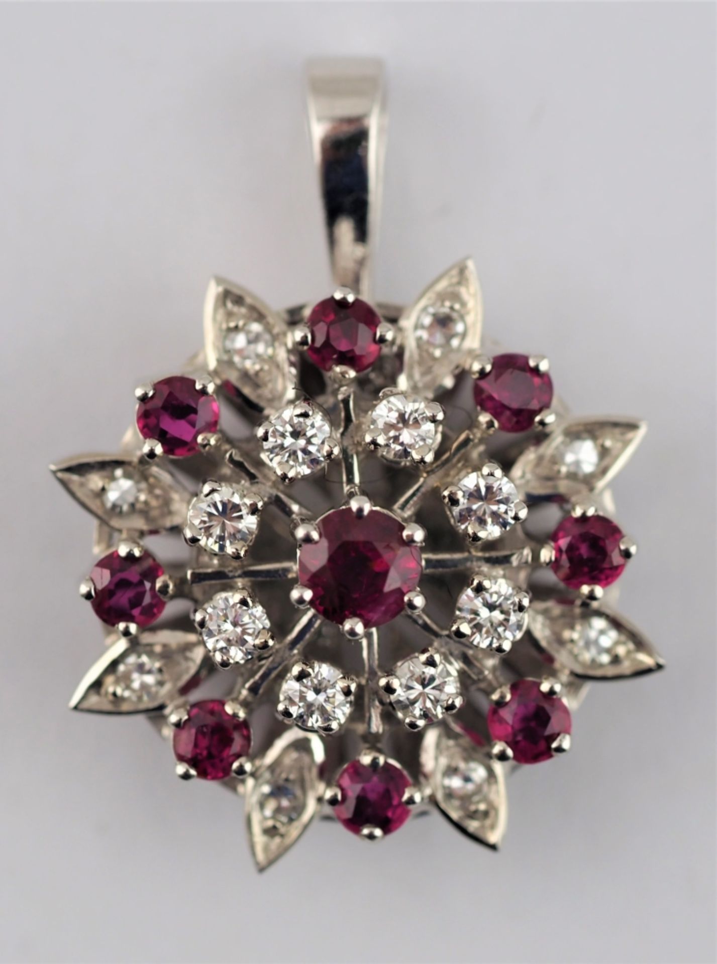 Brilliant ruby pendant, white gold