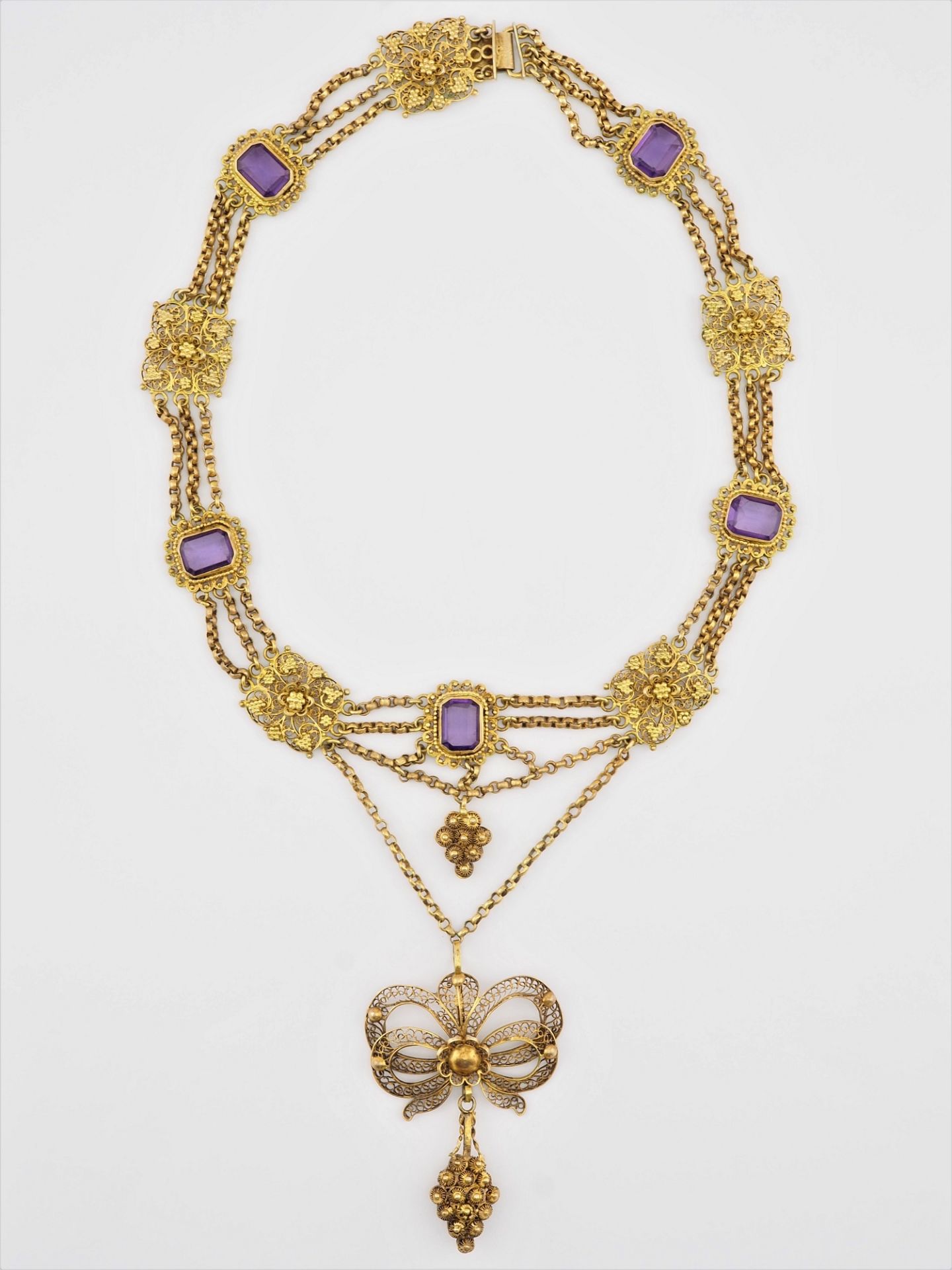 "Nuremberg Träubleskette" - Biedermeier choker necklace, around 1830.