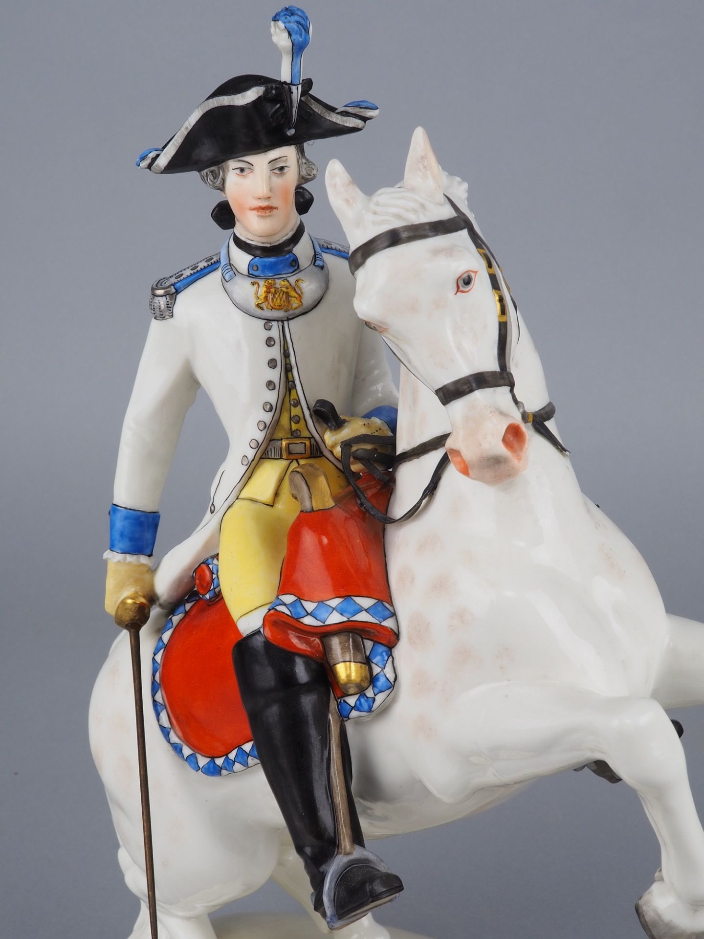 Nymphenburg Porcelain Manufactory: Officer of the Bavarian Cuirassier Regiment Minucci 1763 (later  - Image 2 of 6