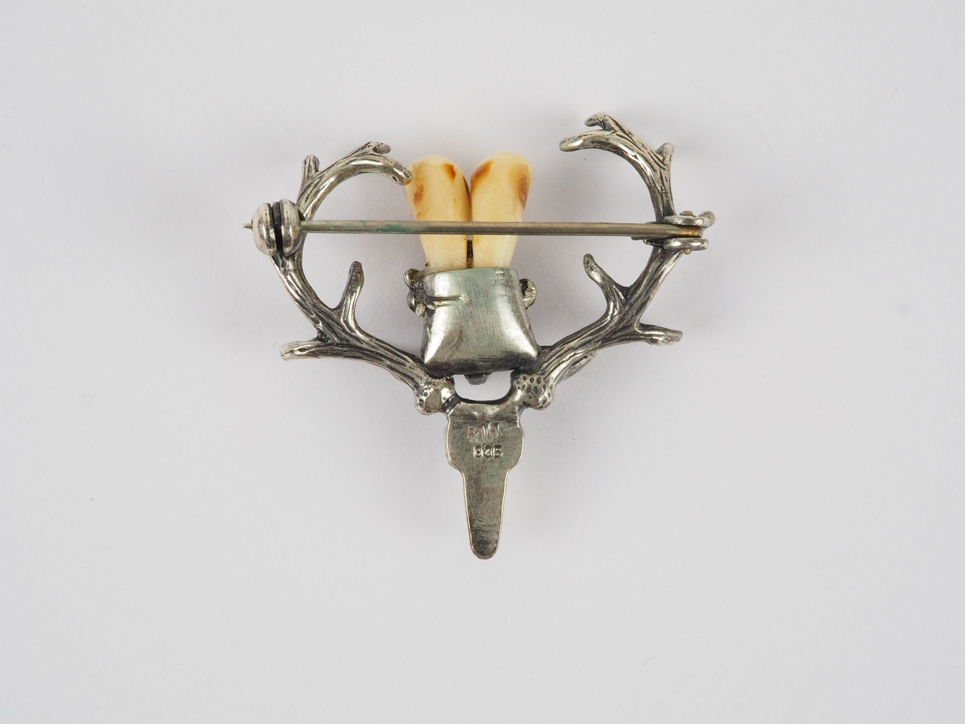 Silver brooch with grandel / deer tooth - Image 3 of 3