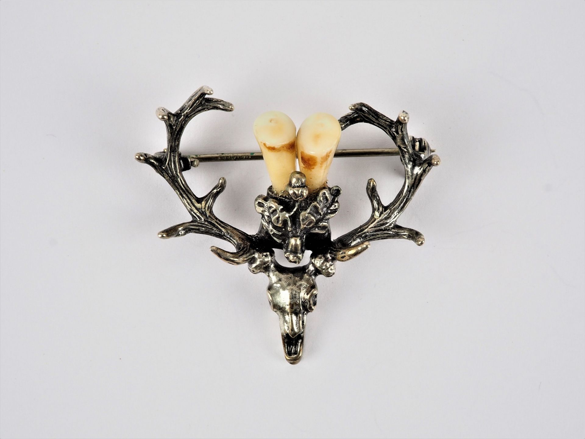 Silver brooch with grandel / deer tooth - Image 2 of 3