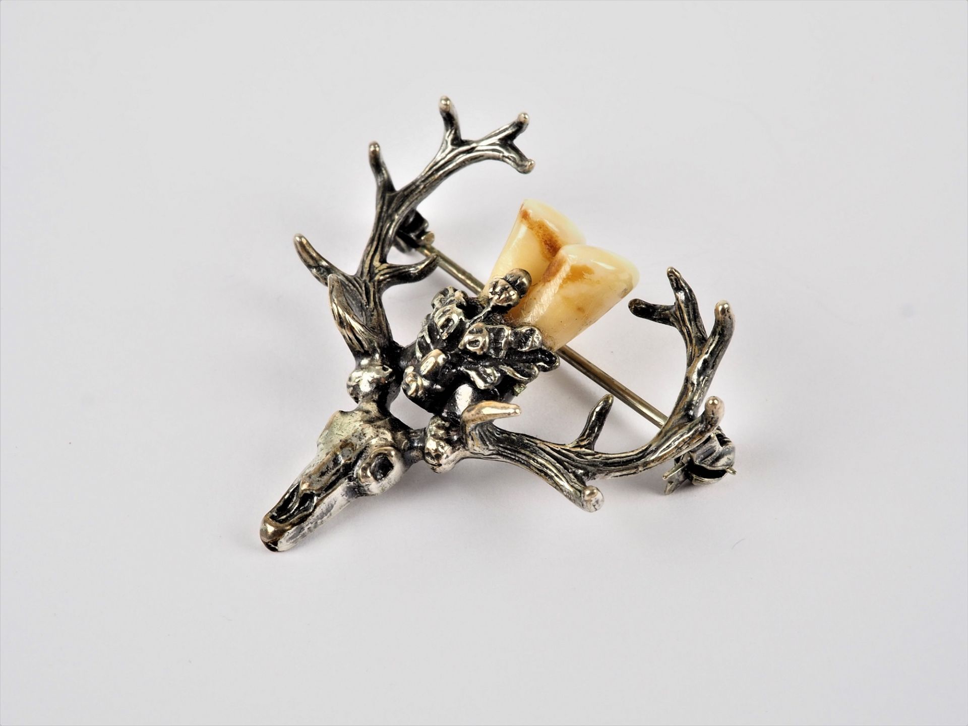 Silver brooch with grandel / deer tooth