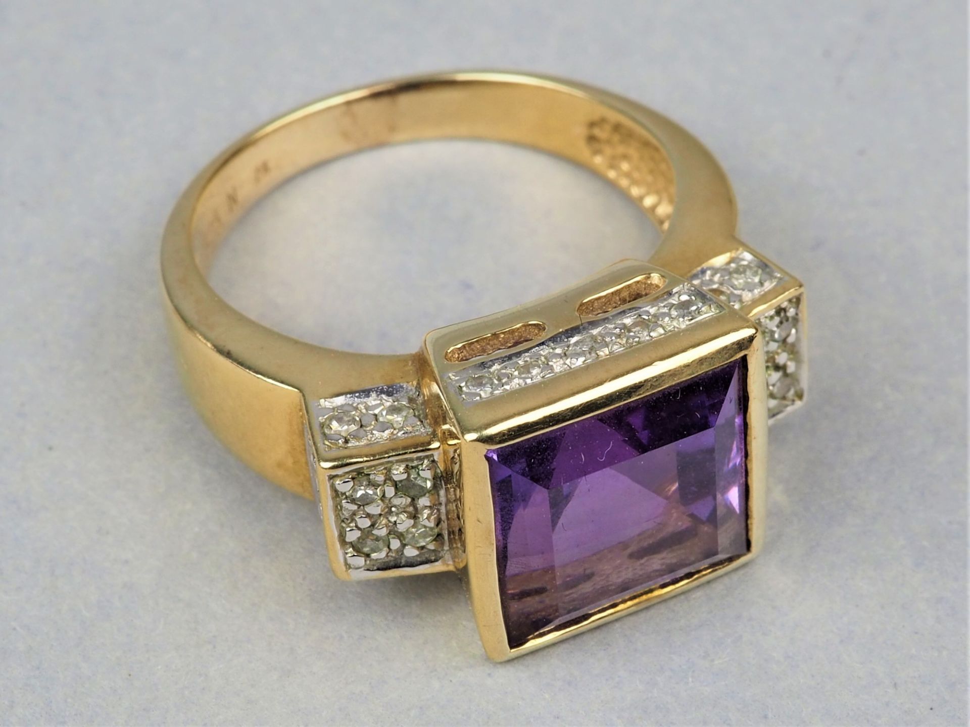 9kt Gold Amethyst Ring mit kl. Diamant Splittern