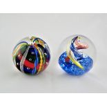 Zwei Paperweights