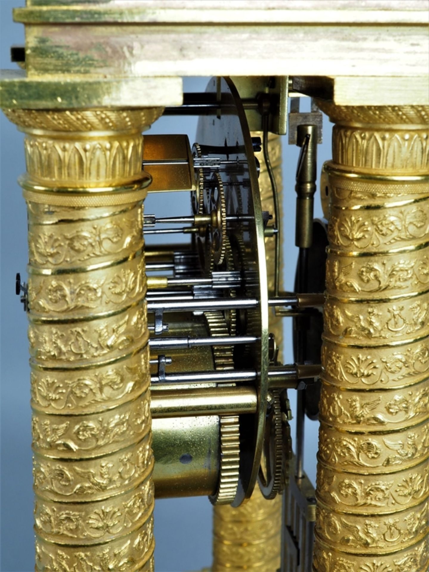 Feuervergoldete Empire-Portaluhr, um 1800, Bronze - Bild 5 aus 8
