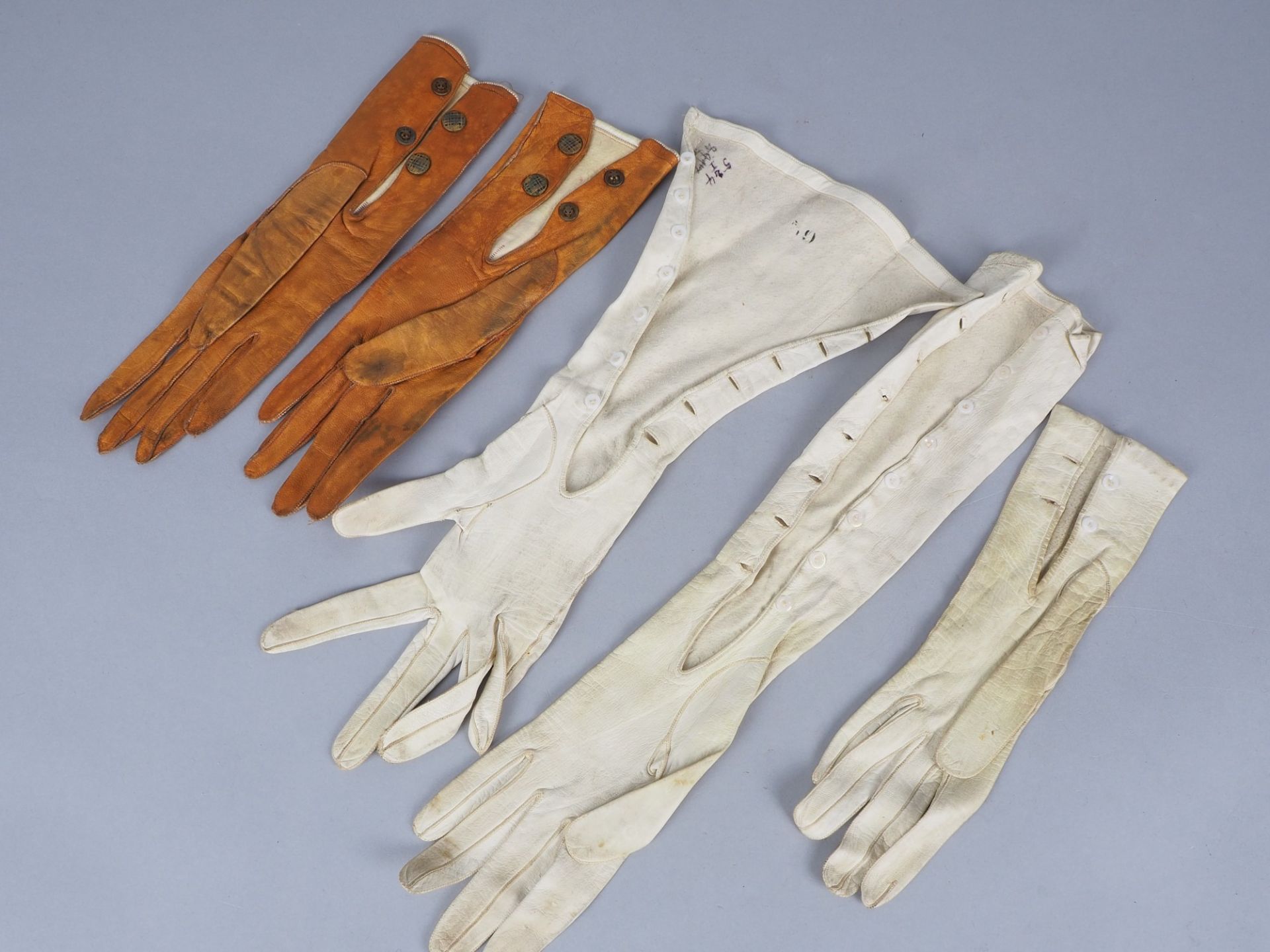 Konvolut antike Damenhandschuhe, feines Leder, 19. Jh. - Bild 2 aus 2