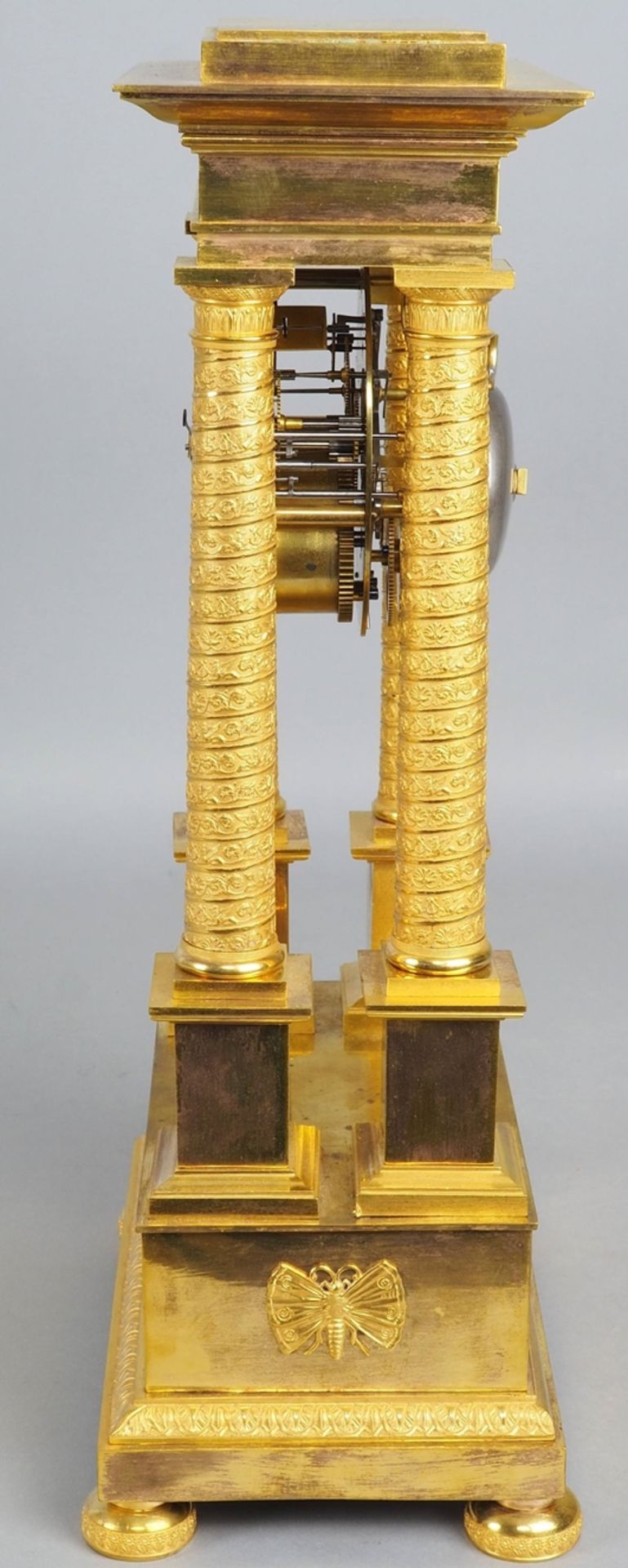 Feuervergoldete Empire-Portaluhr, um 1800, Bronze - Bild 4 aus 8