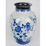 Vase Delft, Keramik mit Silbermontur
