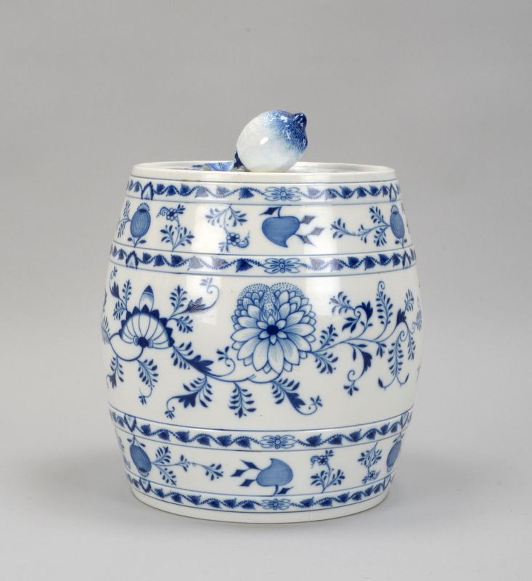 Meissen (Knaufzeit), gro&szlig;e Bowle in Fassform, Modellnr. &#039;K122&#039;, Zwiebelmuster-Dekor,