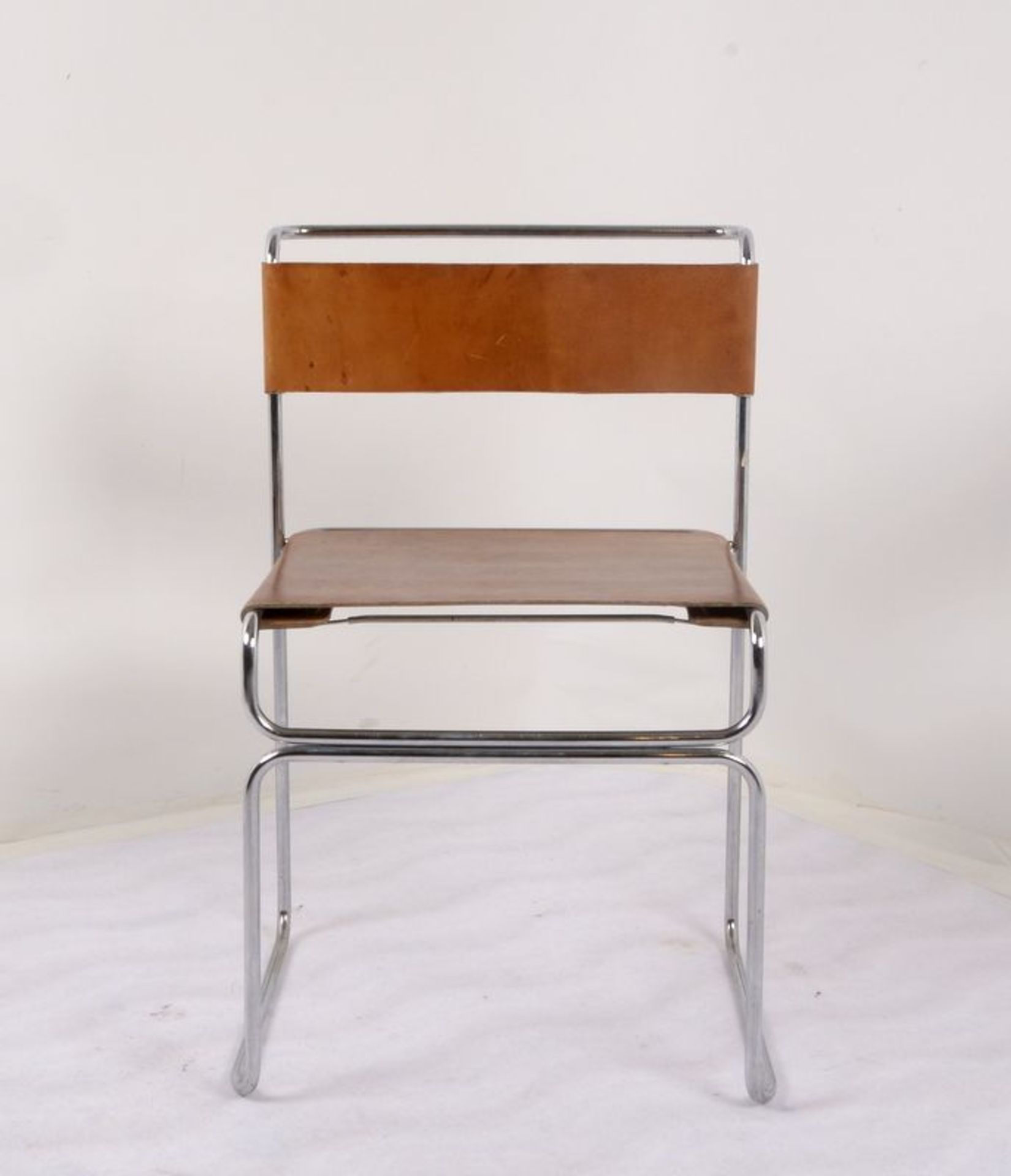 Designer-Stuhl (Industriedesign), Stahl gebogen/verchromt, R&uuml;ckenlehne und Sitzfl&auml;che mit - Bild 3 aus 3