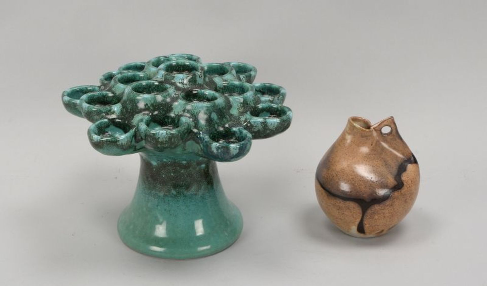 2 K&uuml;nstlerkeramiken: Krug, H&ouml;he 16 cm; und fig&uuml;rlicher Kerzenleuchter, &#039;Baum&#03 - Bild 2 aus 4