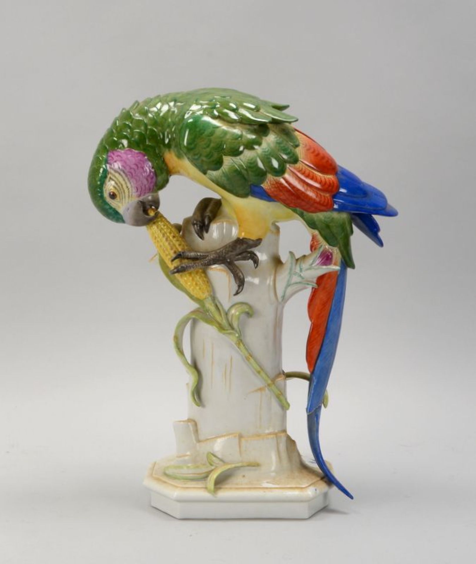 &Auml;lteste Volkstedter Porzellanmanufaktur, Porzellanfigur, &#039;Papagei mit Maiskolben&#039;, si