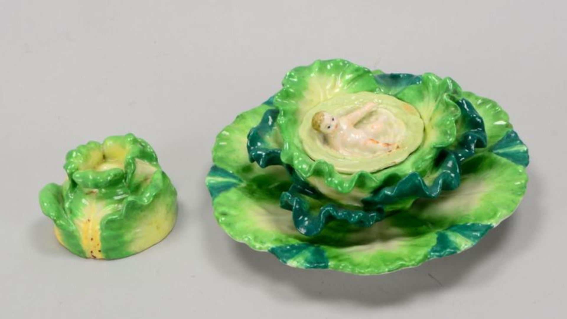 Mehrteilige Sammler-Porzellanfigur: 'Salatkopf/große Blüte(?) auf Teller', polychrom staffiert, unt - Bild 3 aus 6