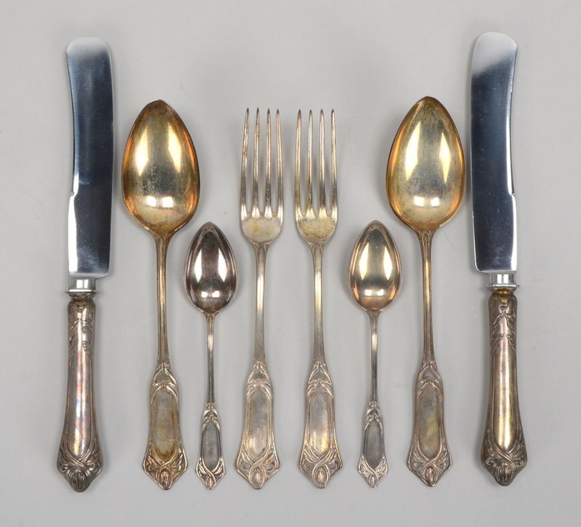 Speisebesteck (Jugendstil), 800 Silber, f&uuml;r 2 Personen, umfassend: 2x Speisemesser und 2x Speis
