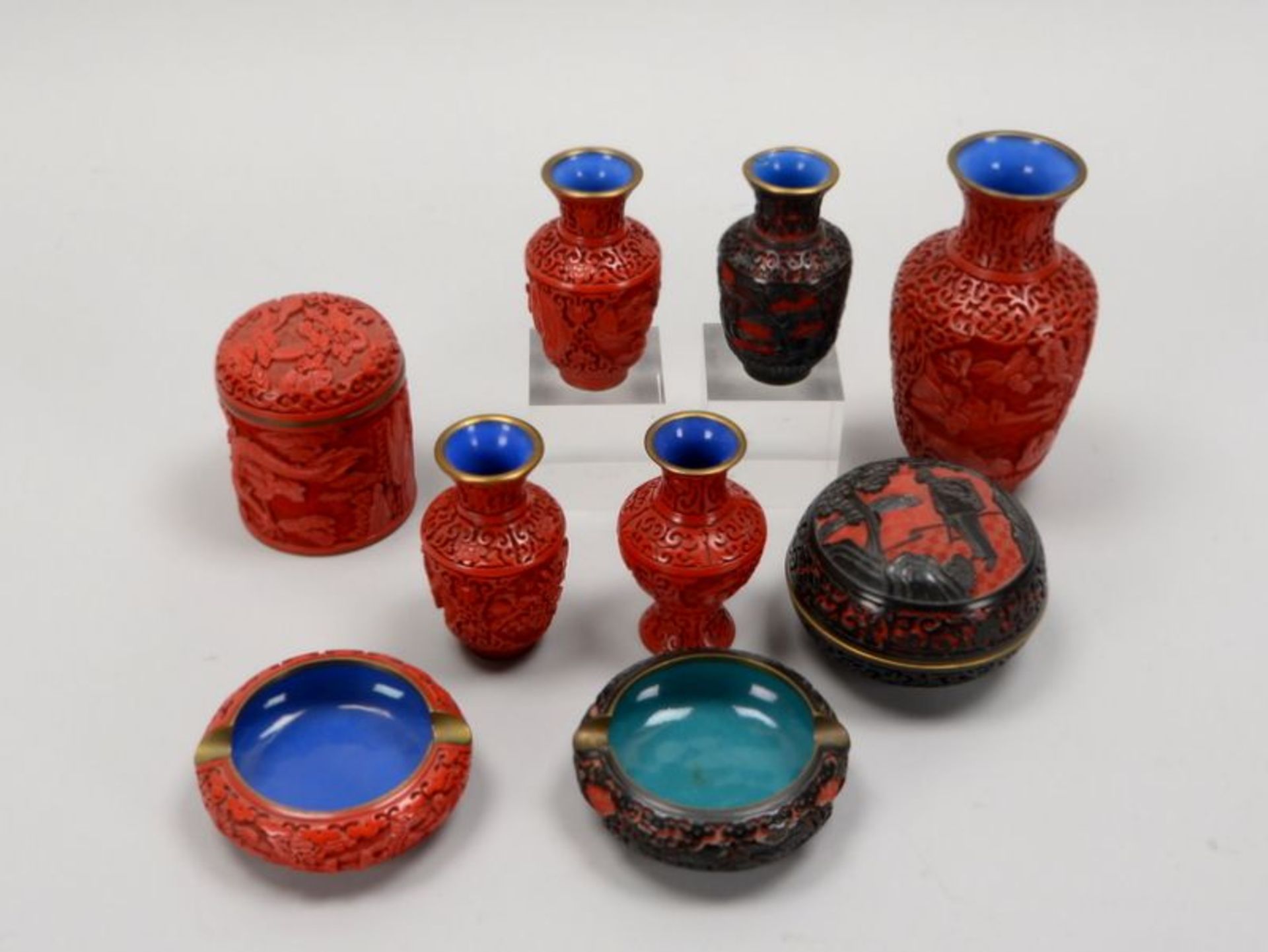 Kleines Gef&auml;&szlig;e-Konvolut (China), unterschiedliche Rotlack-Schnitzereien, 9 Teile: 5x Vase
