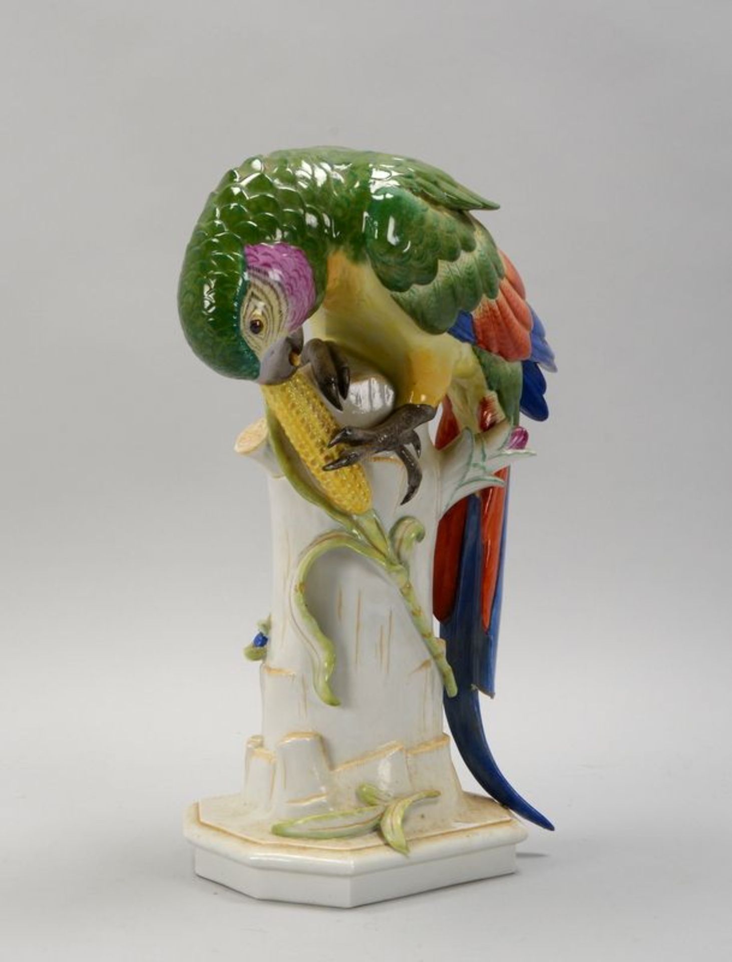 &Auml;lteste Volkstedter Porzellanmanufaktur, Porzellanfigur, &#039;Papagei mit Maiskolben&#039;, si - Bild 2 aus 3