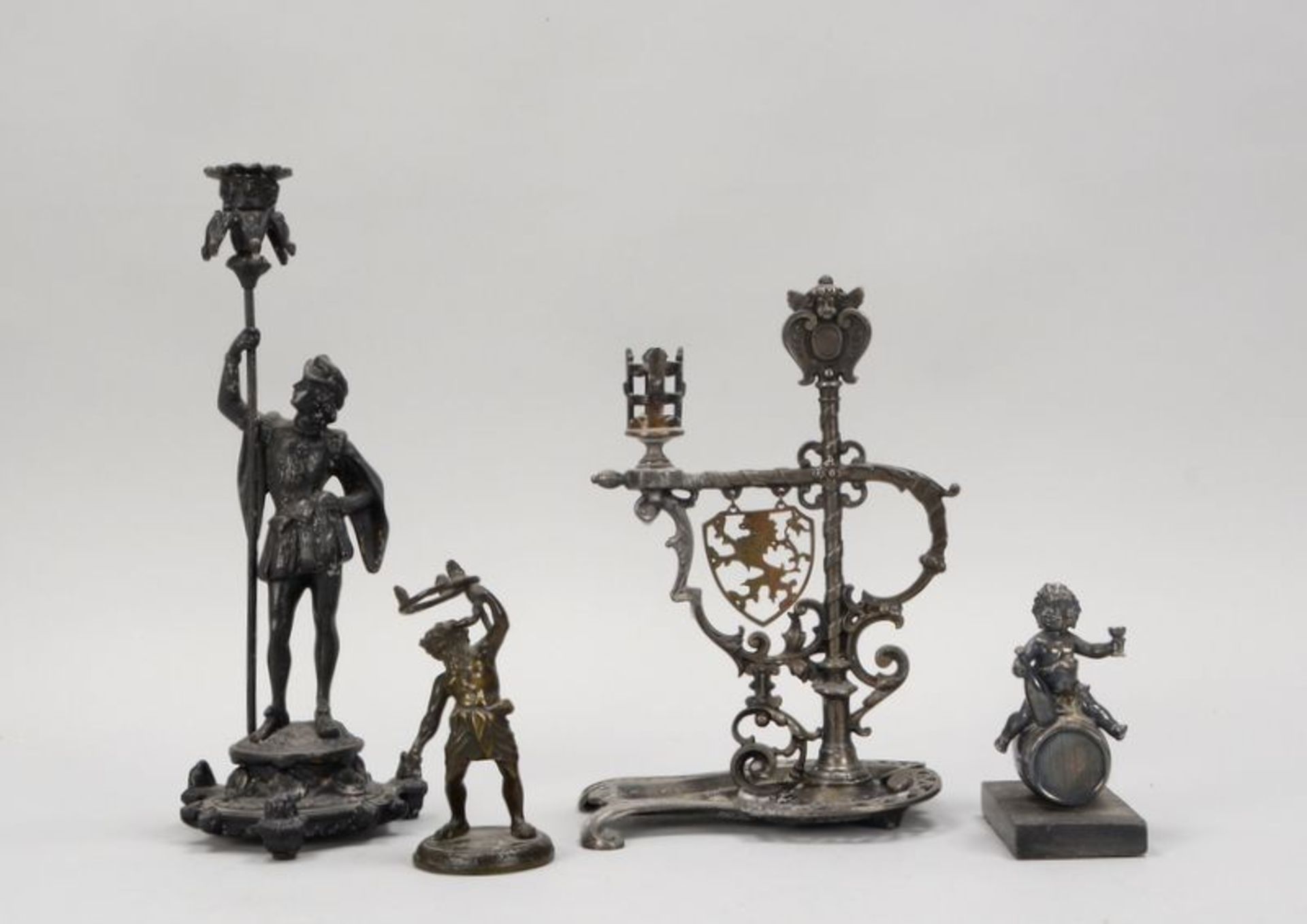 Kleines Konvolut Kerzenleuchter und Figuren aus verschiedenen Materialien