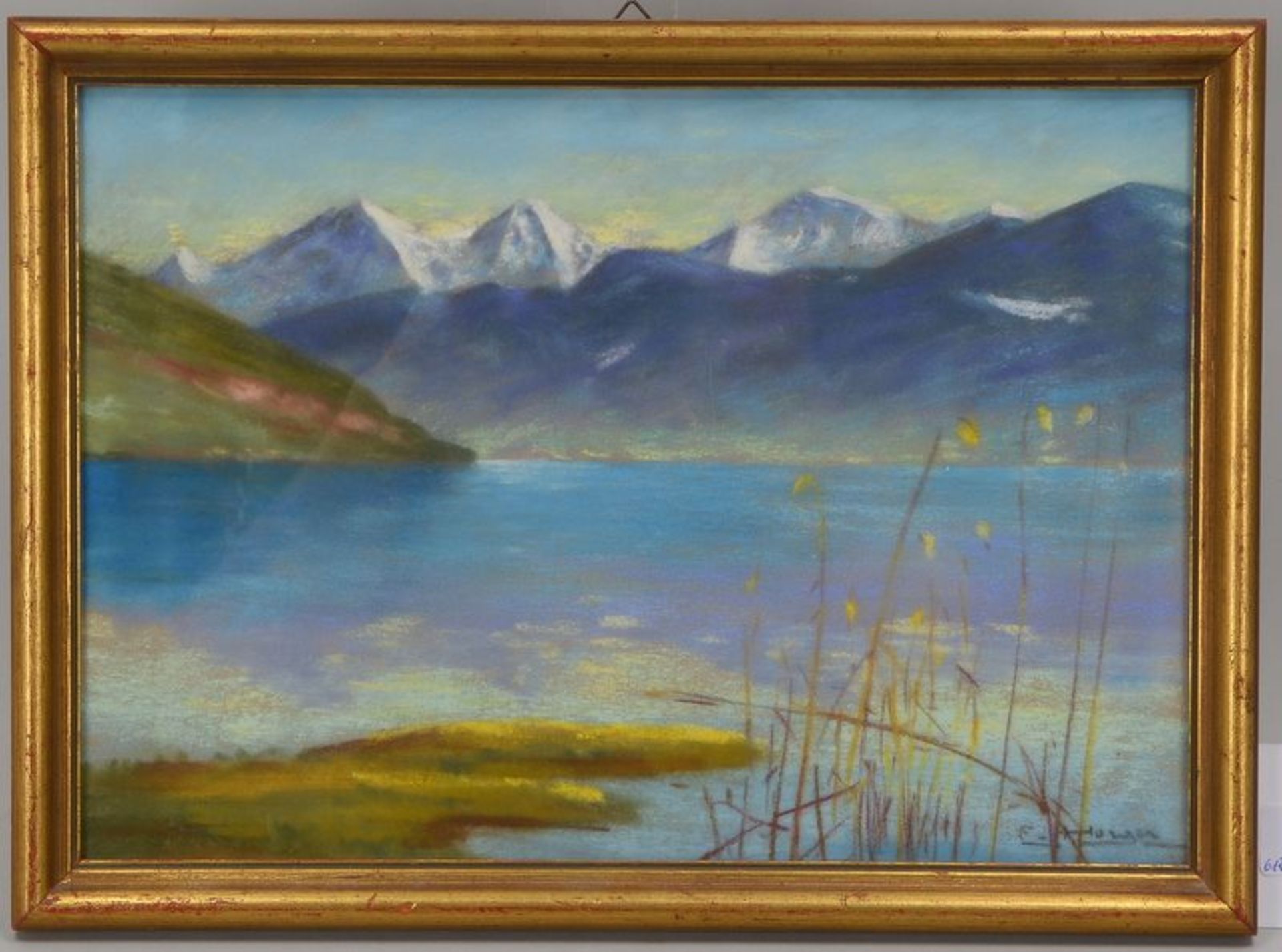 Pastellkreide, &#039;Seenlandschaft mit Bergpanorama&#039;, unten rechts (nicht eindeutig leserlich)