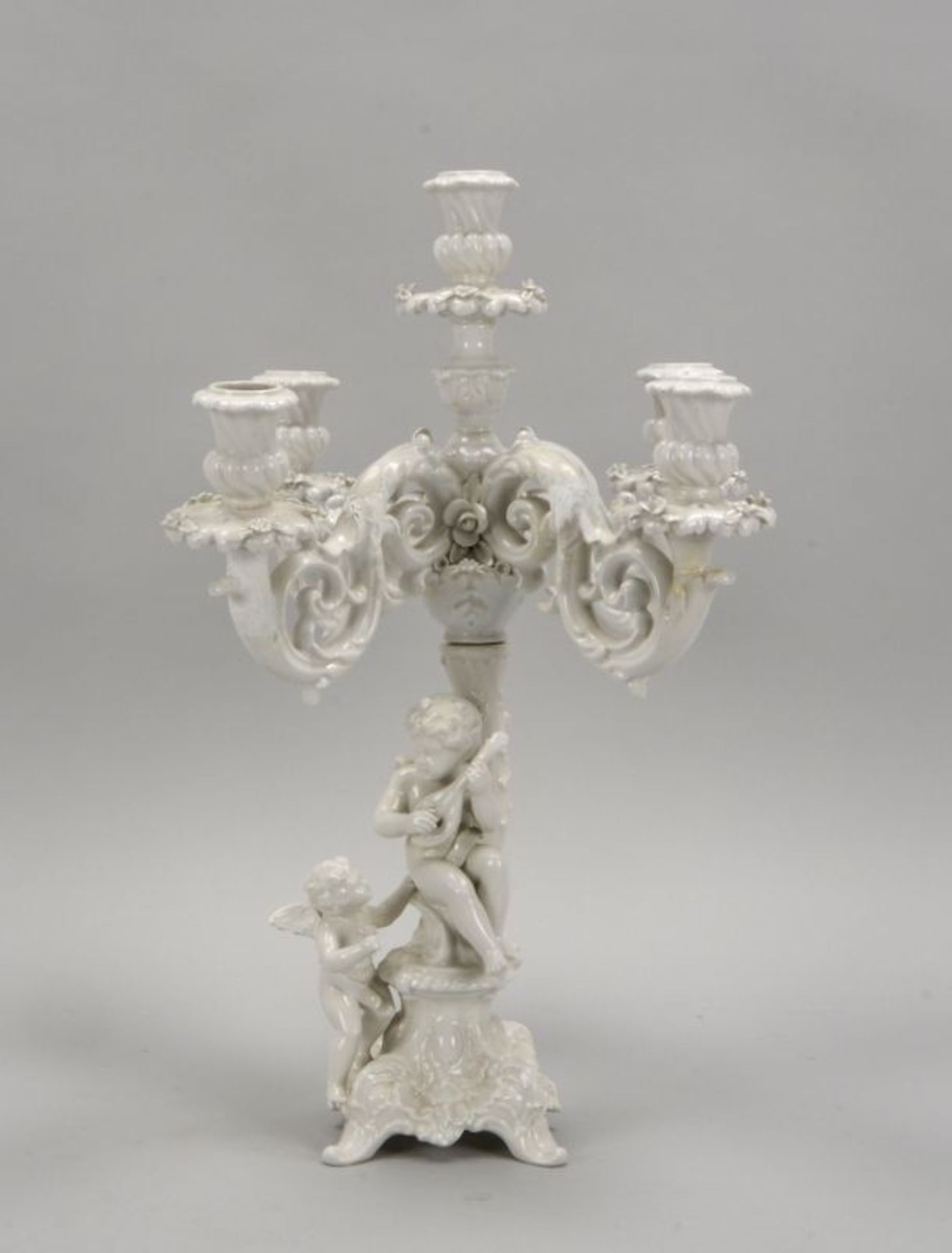Porzellan-Tischleuchter, 4-flammig, 2-teilig, mit fig&uuml;rlichem Schaft; H&ouml;he 47,8 cm (mit ei