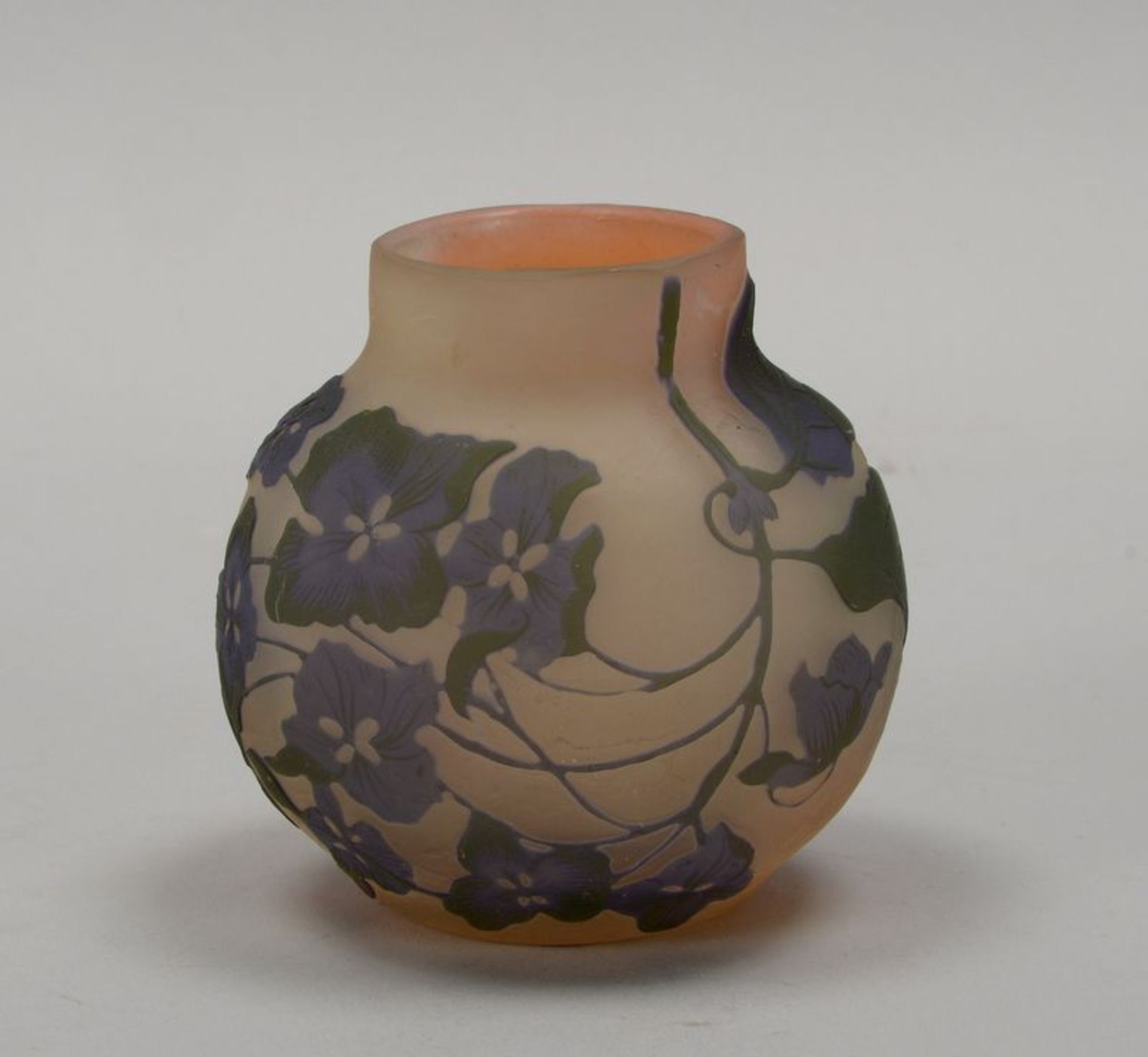 Gall&eacute;, &Eacute;mile (1846 - 1904), Vase, &#039;Hortensias&#039;, farbloses Glas mit rosafarbe