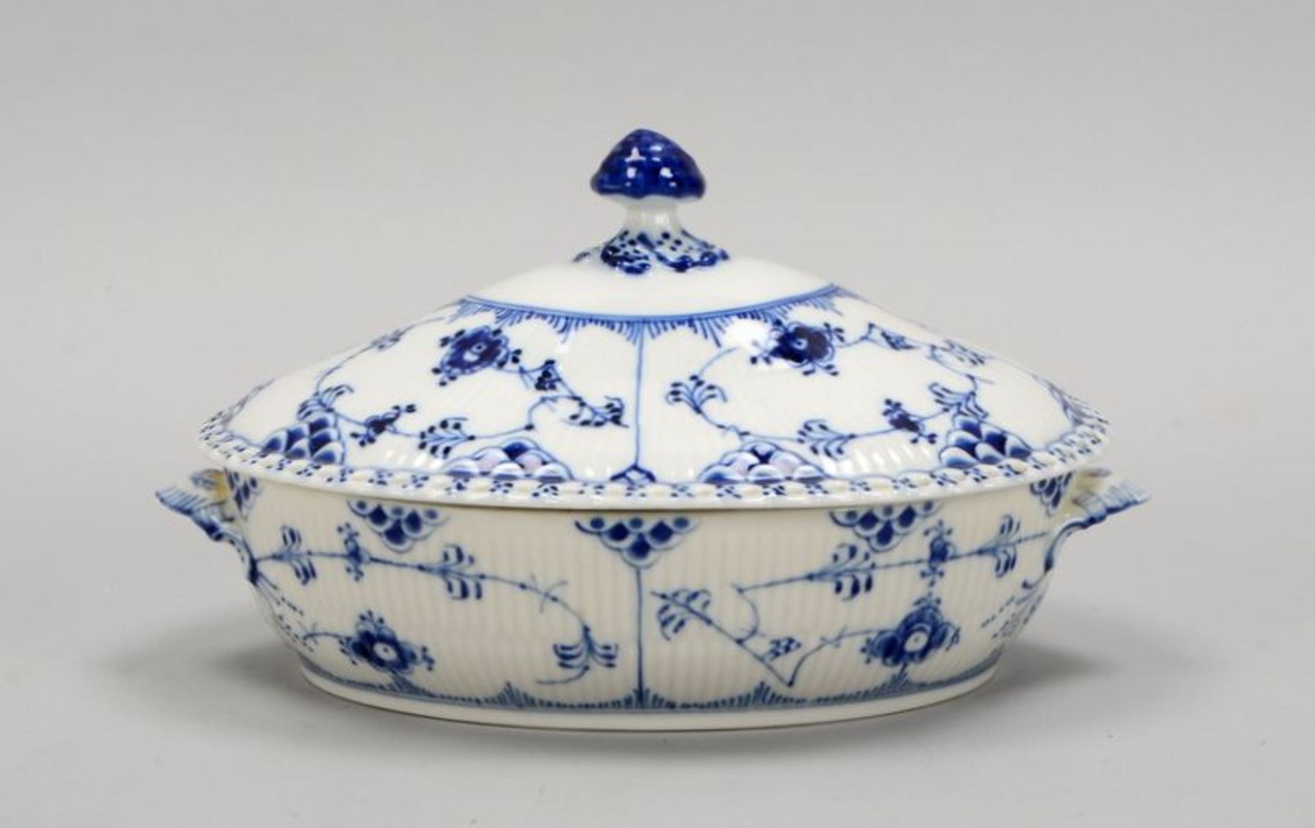 Royal Copenhagen, Deckelschale/Terrine, ovale Form, Dekor &#039;Halbspitze&#039;; Breite 26,5 cm, (H