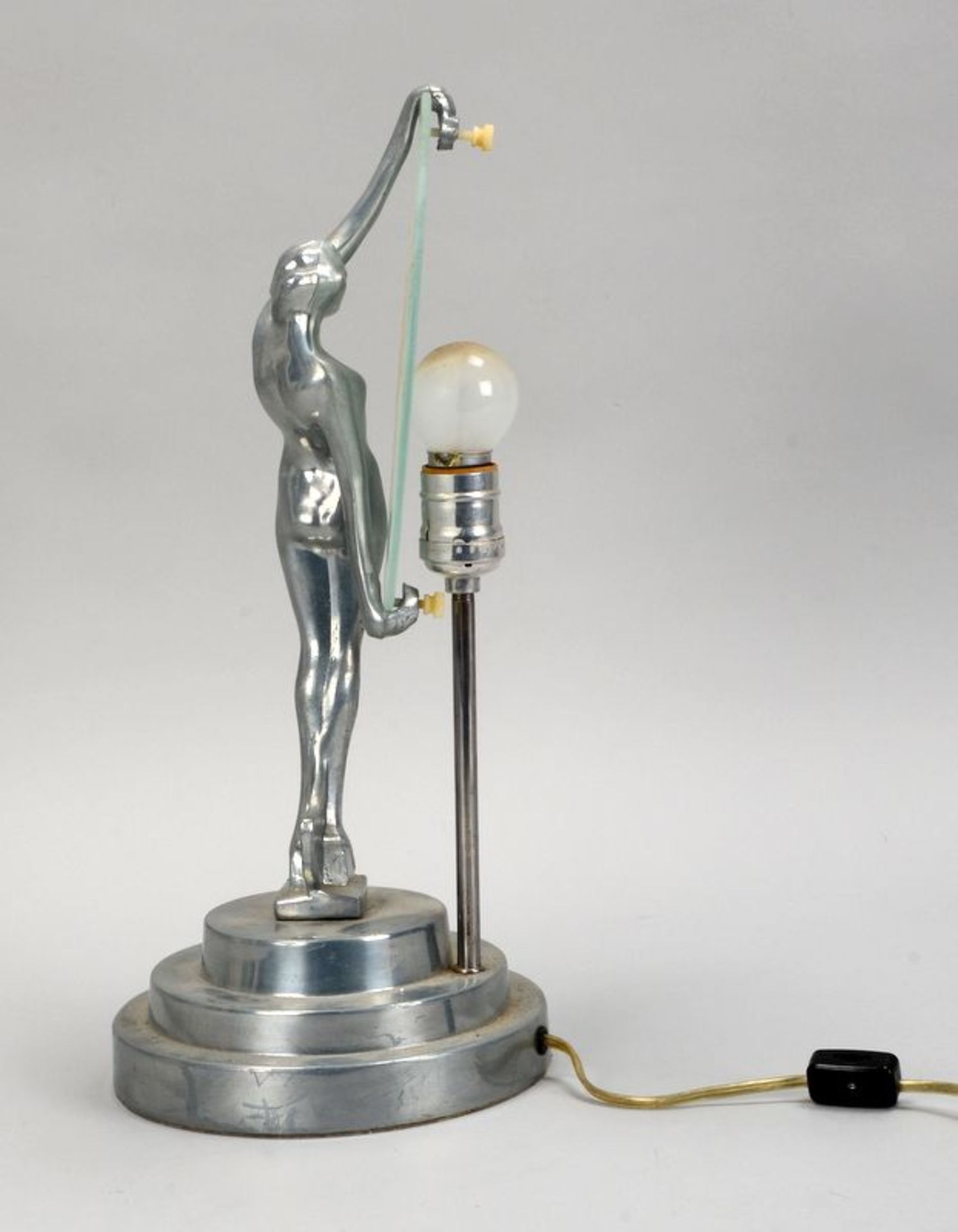 Tischlampe (Art d&eacute;co, Frankreich), Aluminium und Glas, mit Bakelit-Schnurschalter; H&ouml;he - Bild 2 aus 2