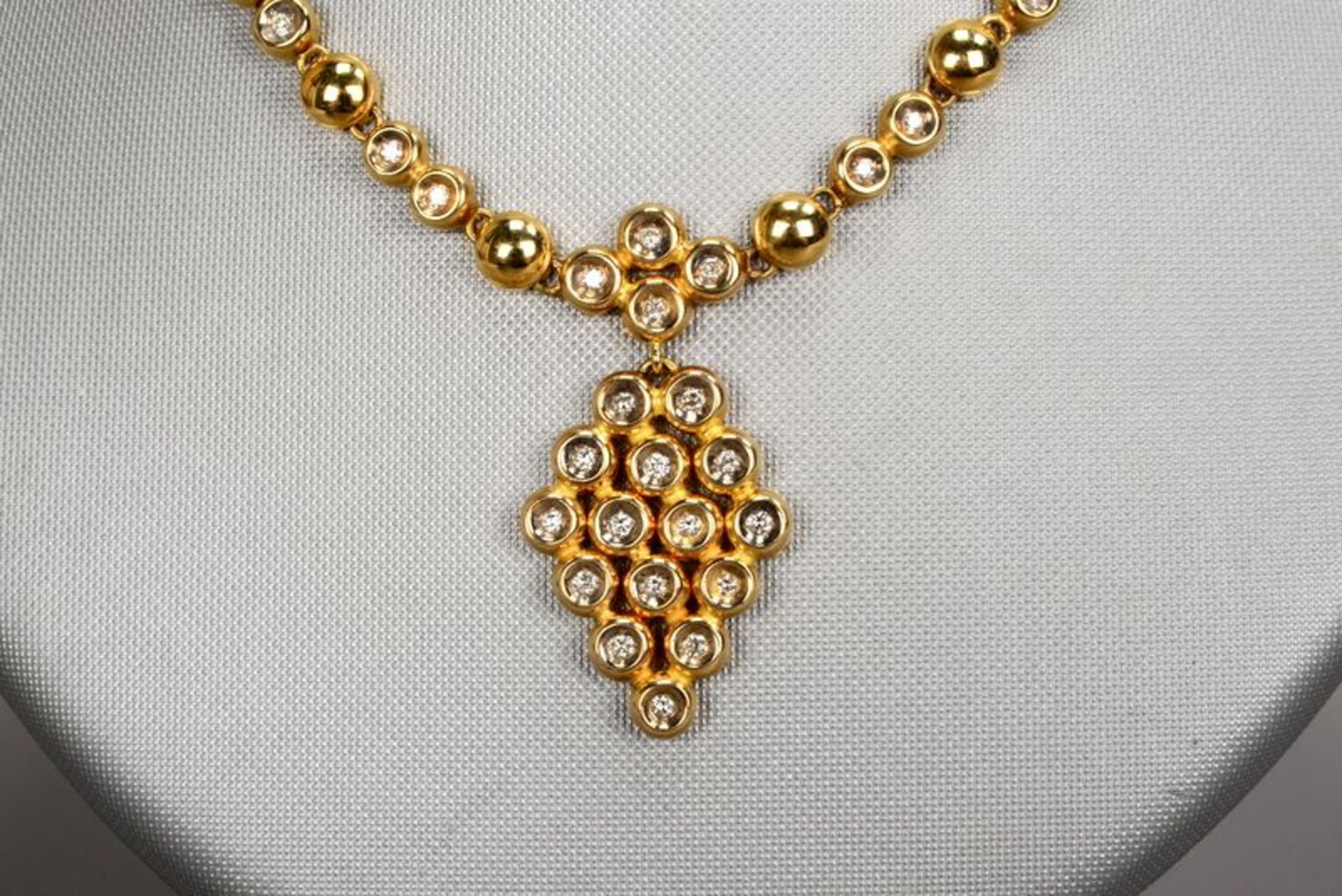 Collier, 585 GG, Mittelteil mit 31-fachem Brillantbesatz/zusammen ca. 0,62 ct, mit Karabinerschlie&s - Image 2 of 2