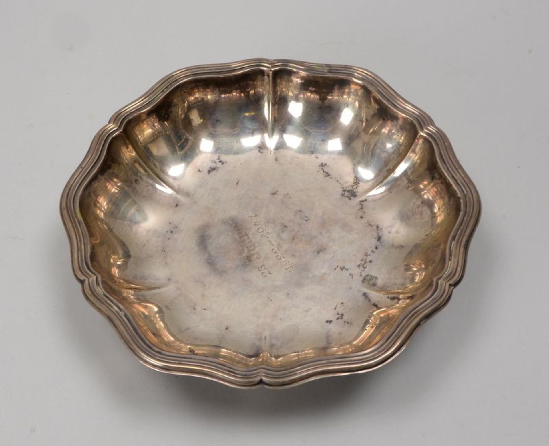 Wilkens, Schale, 830 Silber, mit Dresdner Barockrand, im Spiegel mit gravierter Jubil&auml;umsdatier - Image 2 of 4