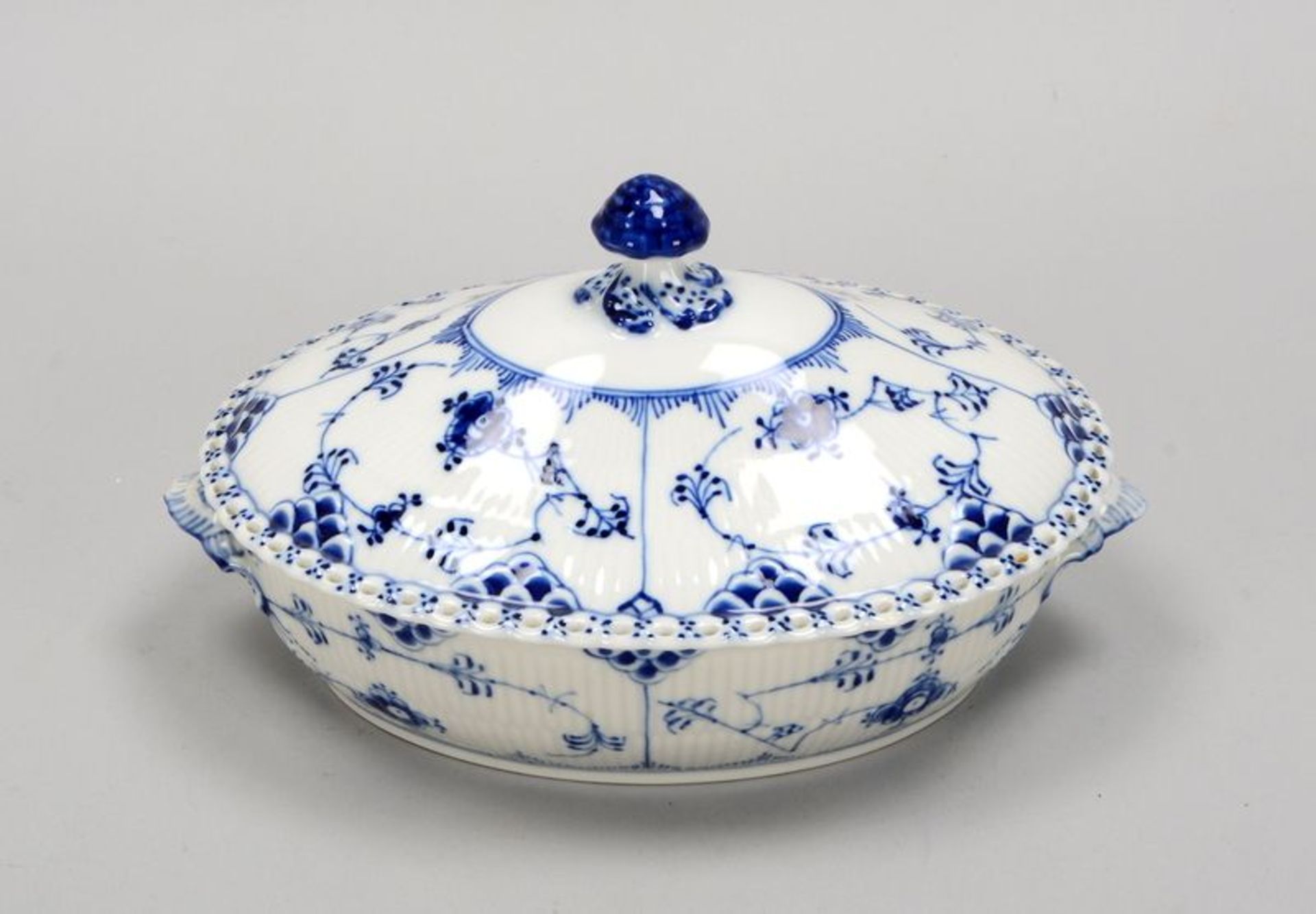 Royal Copenhagen, Deckelschale/Terrine, ovale Form, Dekor &#039;Halbspitze&#039;; Breite 26,5 cm, (H - Bild 2 aus 3