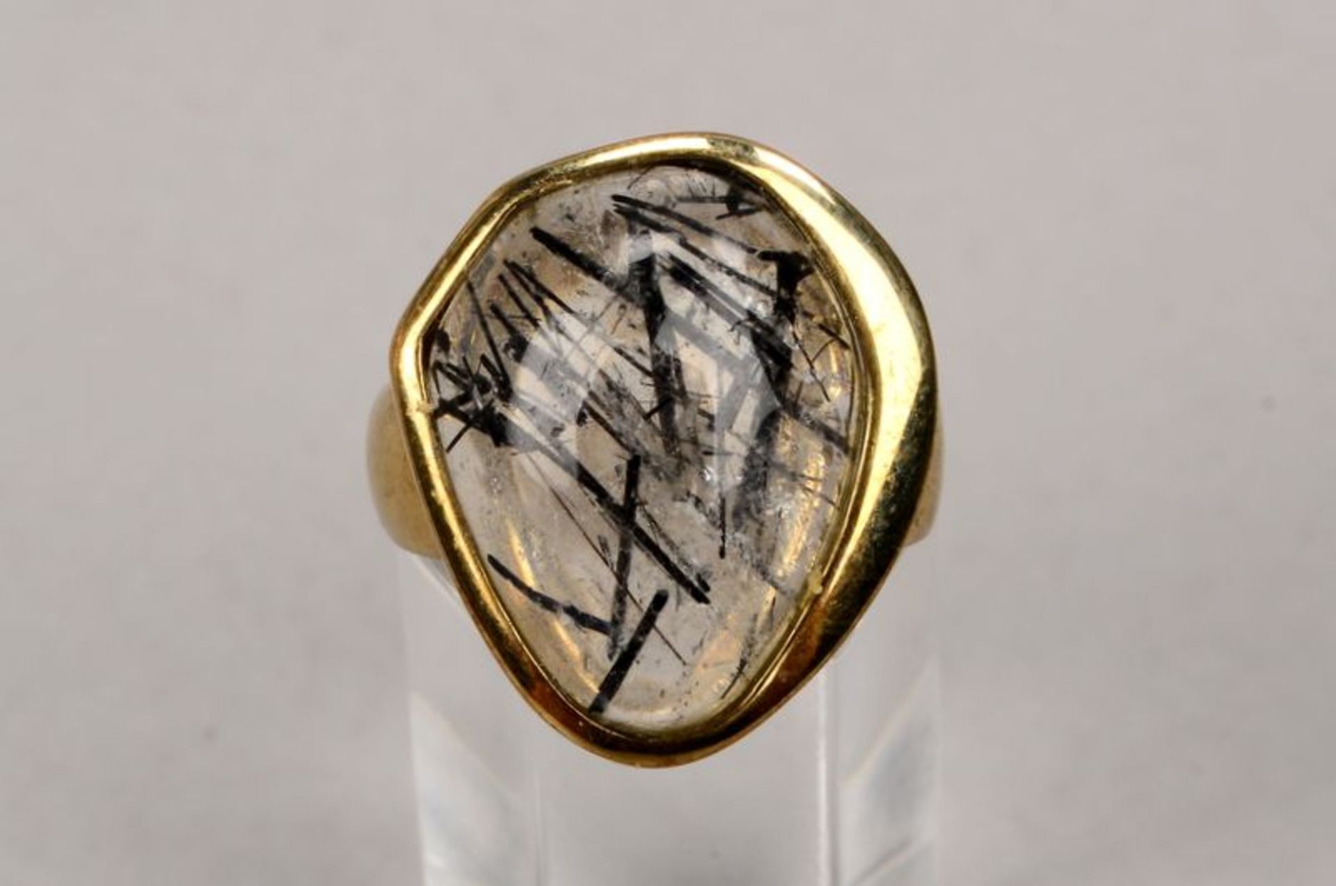 Ring (Goldschmiedearbeit), 333 GG, besetzt mit einzelnem Rutil-Bergkristall; RG 57, Gewicht 9,70 g - Image 2 of 2