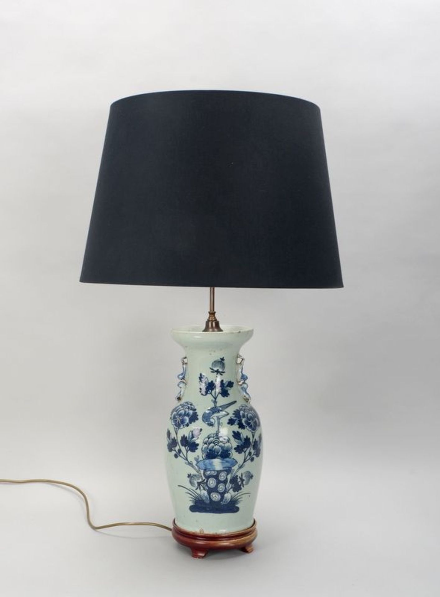 Tischlampe (China), 2-flammig, blaue Unterglasurmalerei mit floralem und Vogelmotiv, mit schwarzerm