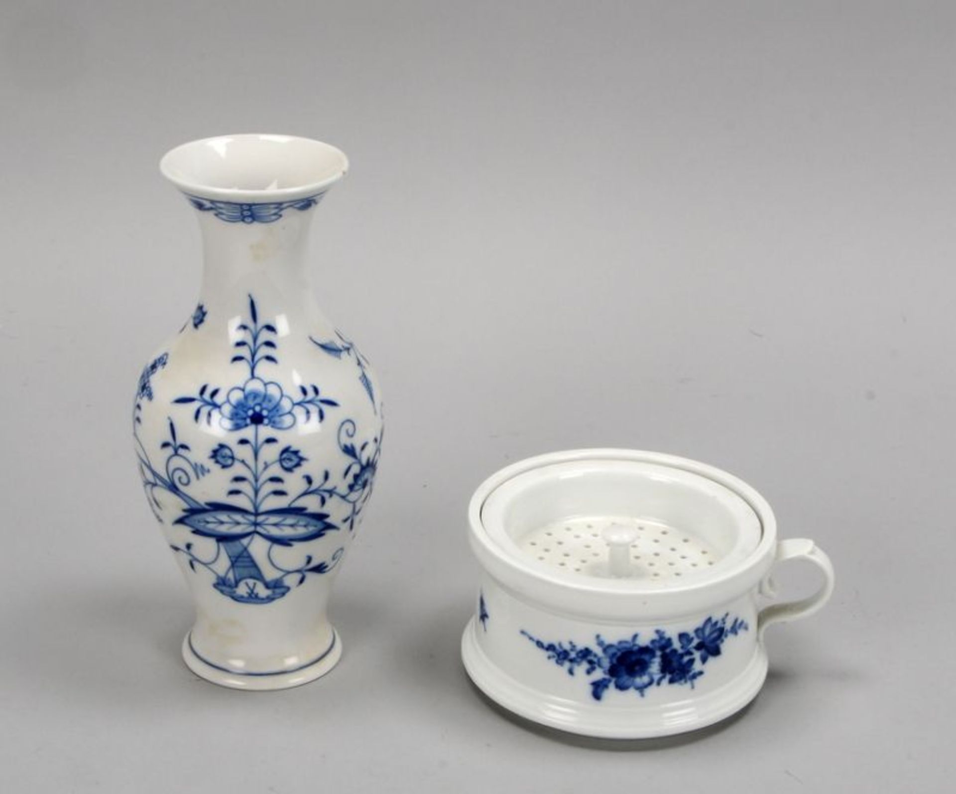Meissen, 2 Porzellanteile: 1 Vase (I. Wahl), Zwiebelmuster, H&ouml;he 23,7 cm; und 1 Teefilter (2-ge - Bild 2 aus 2