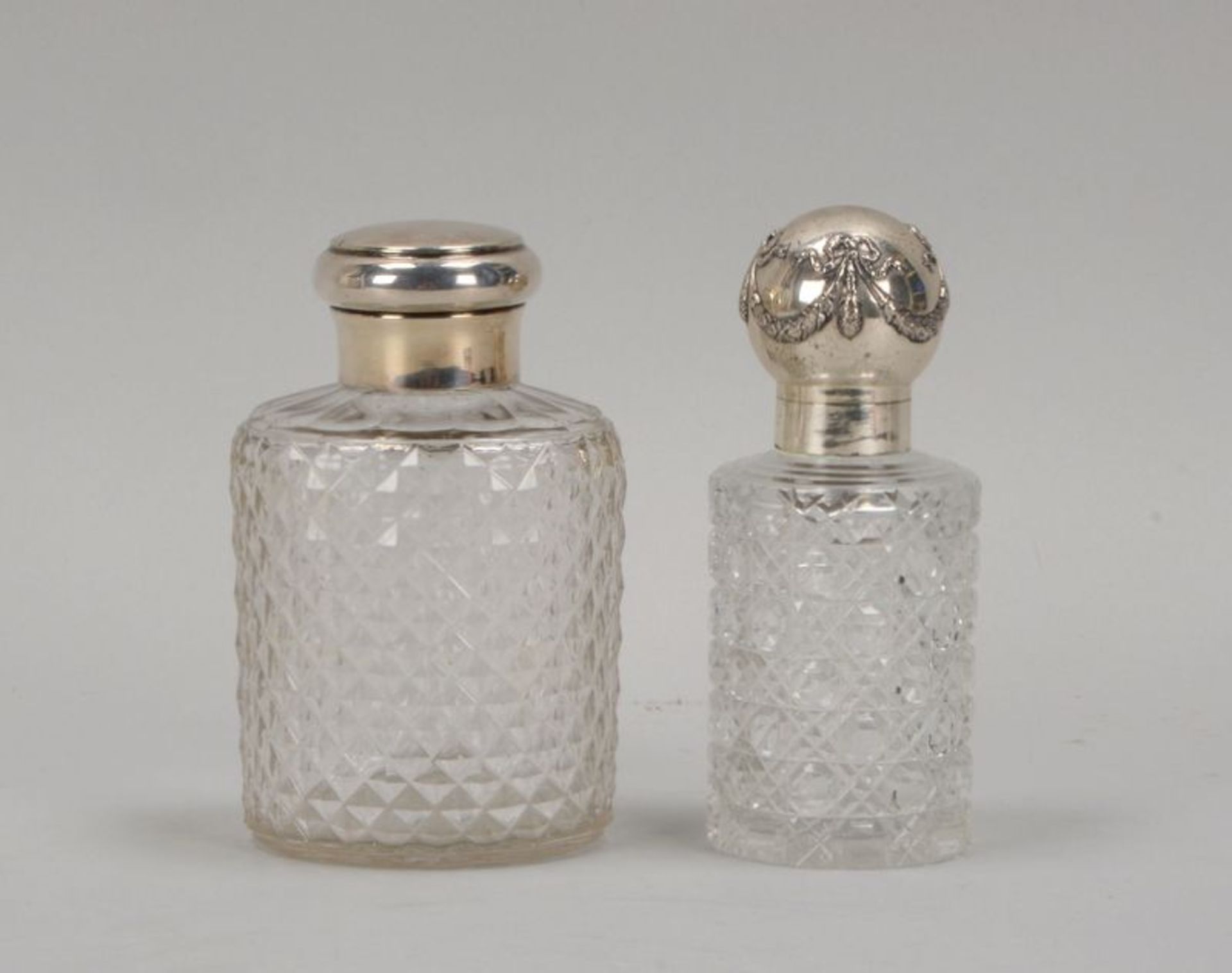 2 Flacons, Kristallglas, davon 1x mit Silberdeckel; H&ouml;he 15 cm (1x Flacon mit Besto&szlig;ung/S - Bild 2 aus 4