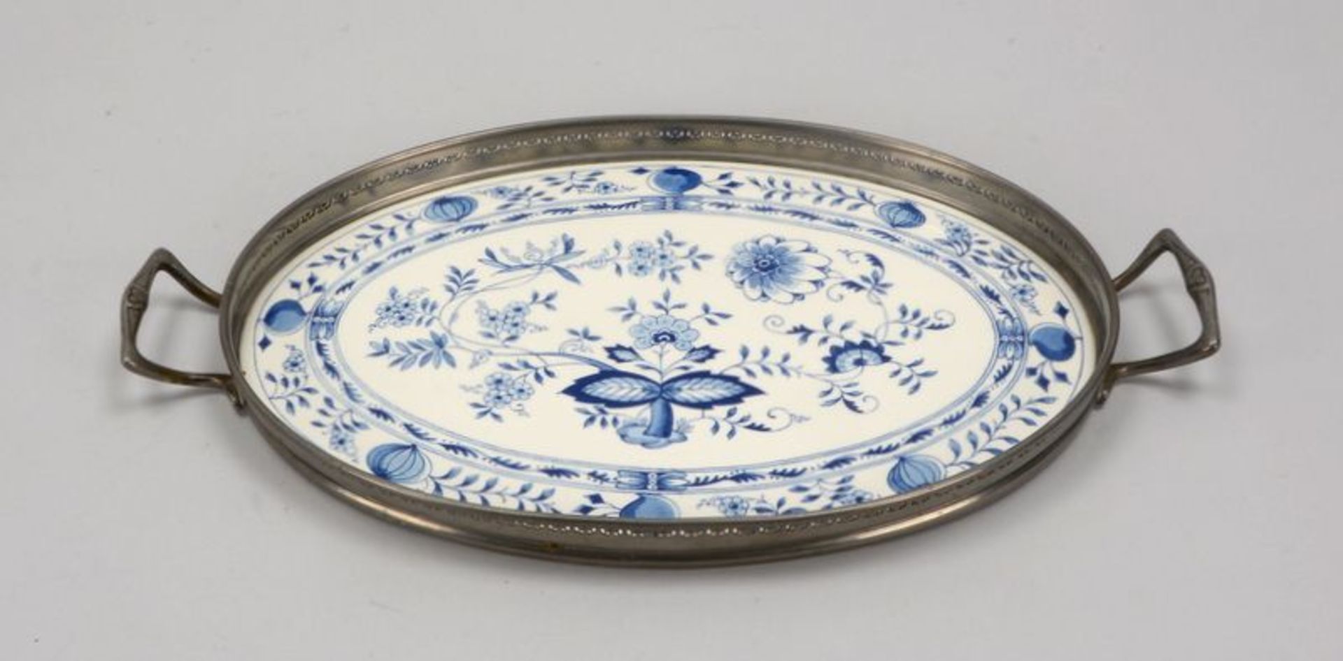 Tablett, mit Delfter Keramikplatte, Platte mit Zwiebelmuster-Dekor, seitlich mit 2x Handhaben; Ma&sz - Bild 4 aus 4