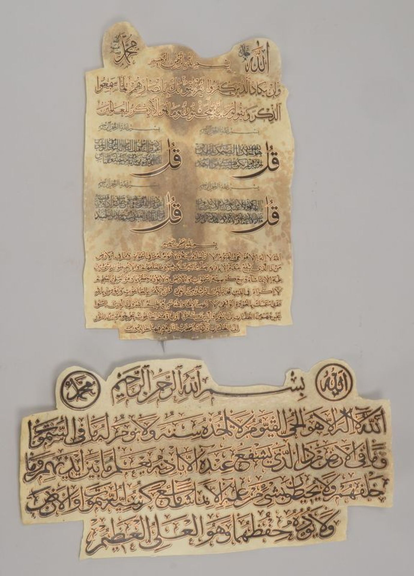 2 Ledertafeln, mit Koranversen beschriftet, partiell vergoldet; 1x Ma&szlig;e 44 x 30 cm, und 1x Ma&
