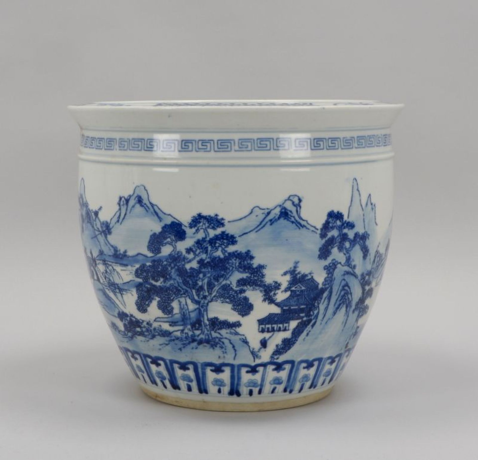 &Uuml;bertopf (China), Porzellan, mit Landschaftsdekor; H&ouml;he 27,5 cm, Durchmesser &Oslash; 31 c