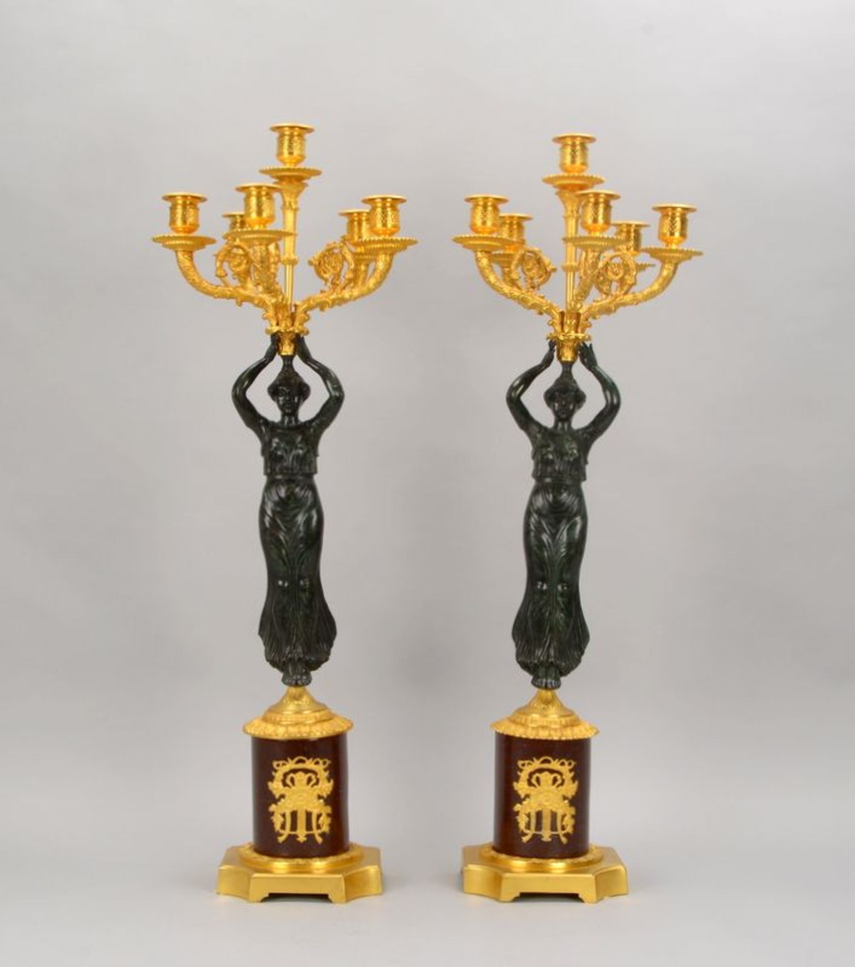 Paar fig&uuml;rliche Girandolen, jeweils 6-flammig, Messing/vergoldet und Zinkguss (Darstellung jewe