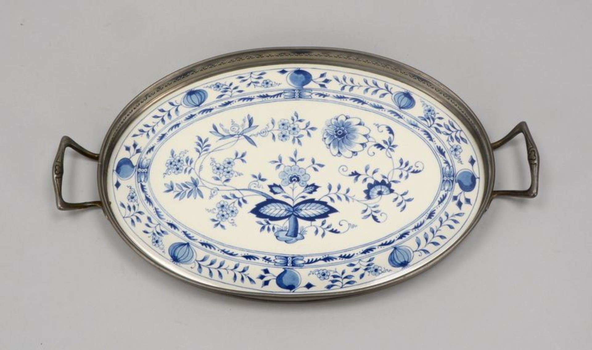 Tablett, mit Delfter Keramikplatte, Platte mit Zwiebelmuster-Dekor, seitlich mit 2x Handhaben; Ma&sz